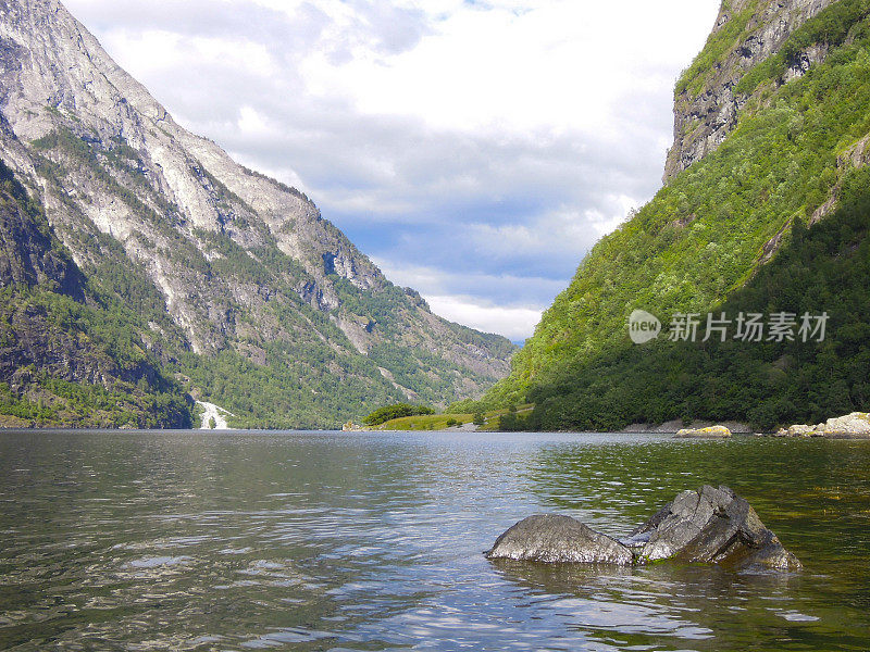 在美丽的夏日俯瞰挪威的n ø r峡湾